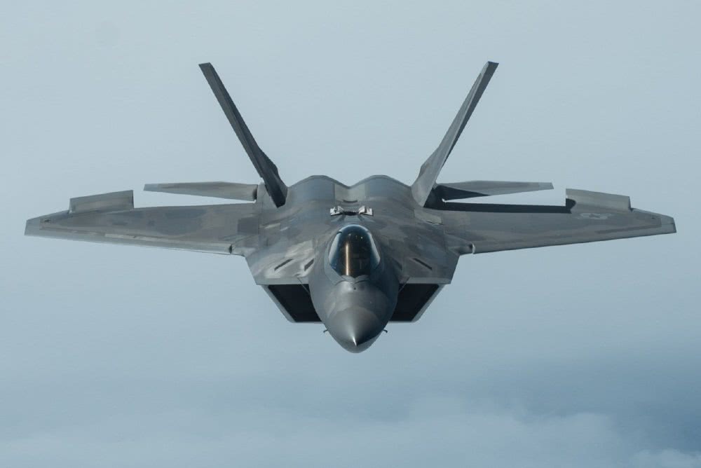 美国从F/A-18E/F“超级大黄蜂”战斗机身上,率先取消了减速板设计,改用尾翼和副翼组合偏转的方式。向外倾斜的垂直尾翼,方向舵同时向外偏,产生水平阻力的同时,还会产生低头力矩;两块副翼向上偏转,产生水平阻力的同时,削弱升力;两块襟翼向下偏转,产生水平阻力的同时,增加升力;水平尾翼则适当偏转产生额外的抬头力矩,抵消方向舵产生的低头力矩,令飞机保持平衡。