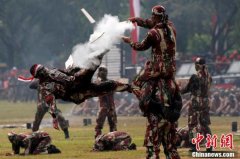 印尼庆祝特种部队成立67周年 硬核士兵展特技