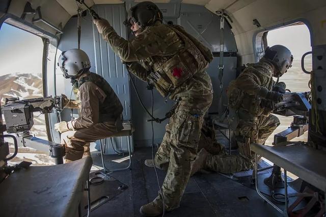 解放军的直升机舱门机枪：并不是在舱门架个机枪那么简单！