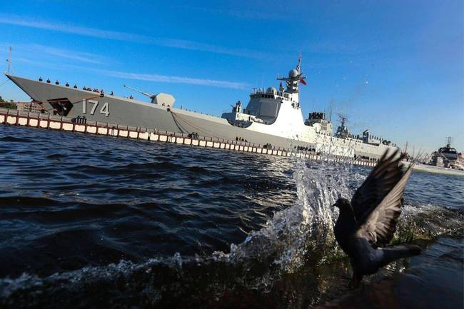 这张前几年的照片也是出自俄罗斯摄影师之手，7000吨的战舰拍出了万吨巡洋舰的感觉。左下角的海鸥抓拍十分到位，钢铁巨舰和灵动生物同框，一静一动，十分到位。