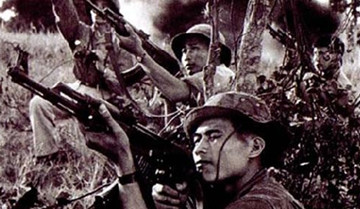 越南战争中北越士兵手持AK47