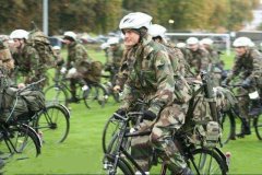 全球最奇葩特种部队，主要装备是自行车，20个人