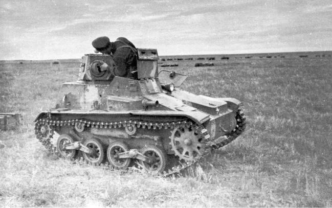 诺门罕战斗中被苏军缴获的日军94式战车，这种只适合在缺乏反坦克武器的中国战场作战的超轻型坦克俗称“豆战车”、“小豆坦克”，内部空间狭小到无法让苏军士兵正常进入