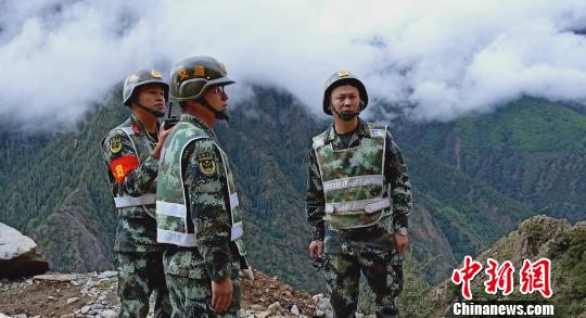 图为8月1日，驻藏武警某部交通第三支队养护五大队的官兵在研究抢通方式。　杨继明 摄