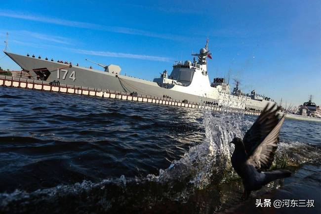 052D型“合肥舰”（舷号：174），同样出自俄罗斯摄影师之手，驱逐舰拍出万吨巡洋舰的即视感。