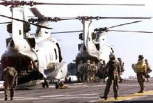 美海军在海湾登上直升机