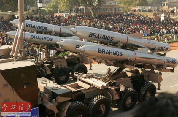  印度展示的车载“布拉莫斯”超音速巡航导弹。（美国《国家利益》双月刊网站）