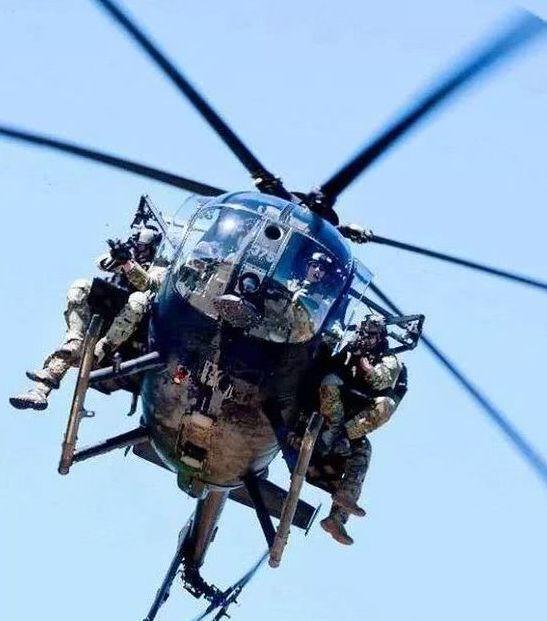 美军特种兵为什么喜欢坐在小鸟直升机外面，是为了酷一些吗？