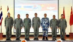 歼-10C首次对决“鹰狮” 最有看点的是一大一小俩