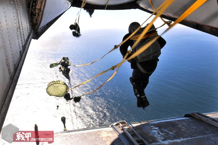 Defense.gov_News_Photo_101208-N-7643B-401_-_U.S._Navy_Explosive_Ordnance_Disposal_technicians_with_Explosive_Ordnance_Disposal_Mobile_Unit_11_Detachment_15_perform_a_static_line_water[1].jpg