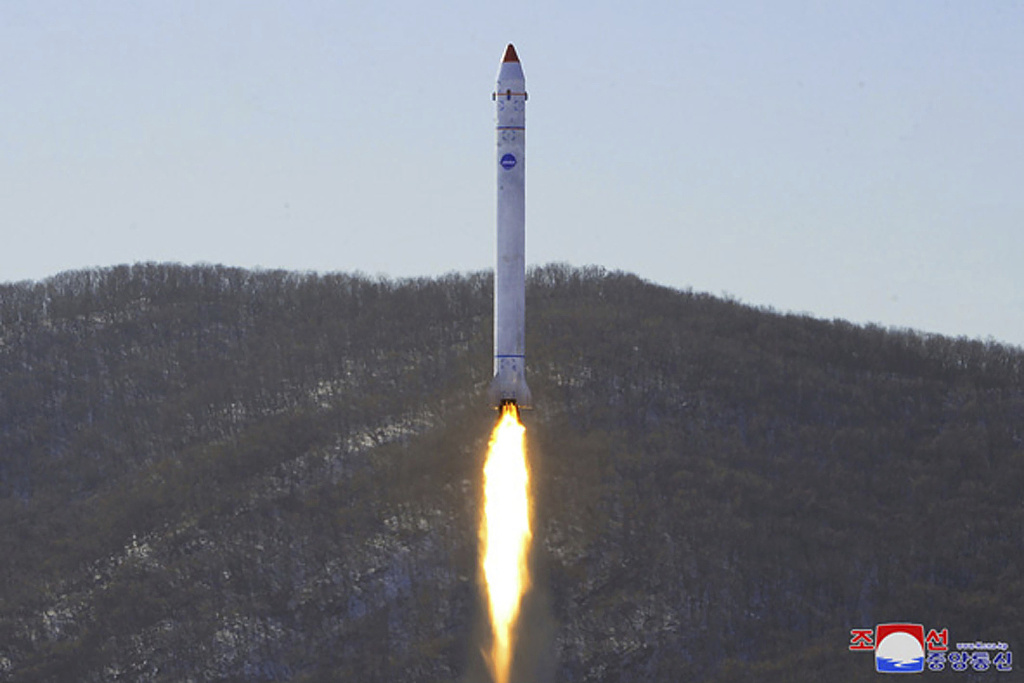 朝鲜宣布侦察卫星研制试验，同日韩国成功试射远程空对地导弹