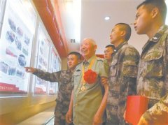 听先进党员事迹 坚定从军志向