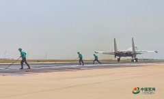 托举“飞鲨”翱翔海空——海军航空大学某大队舰载机陆基起降训练掠影