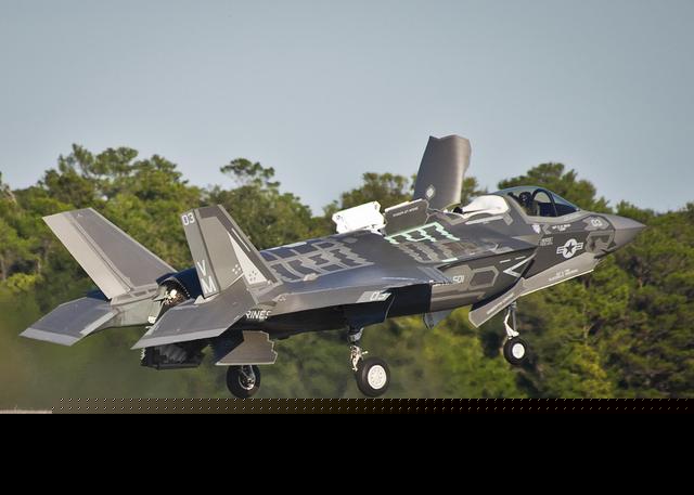 美军F-35隐形战斗机首次坠毁！飞行员弹射逃生