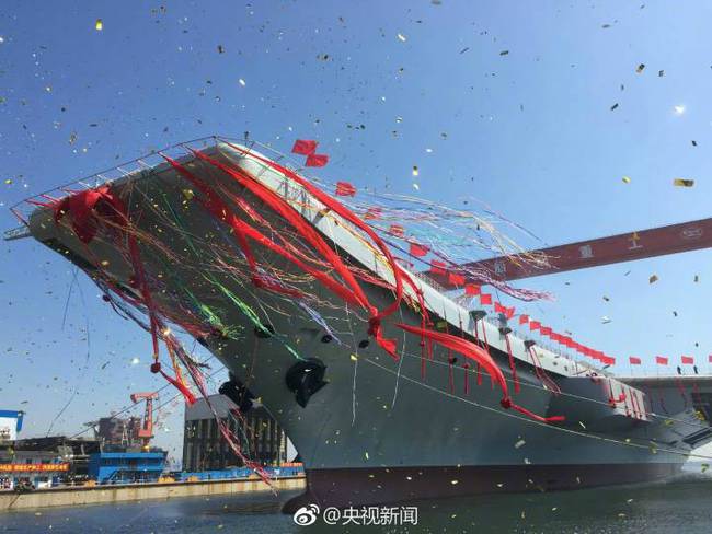 首艘国产航母下水 仪式采用“掷瓶礼”