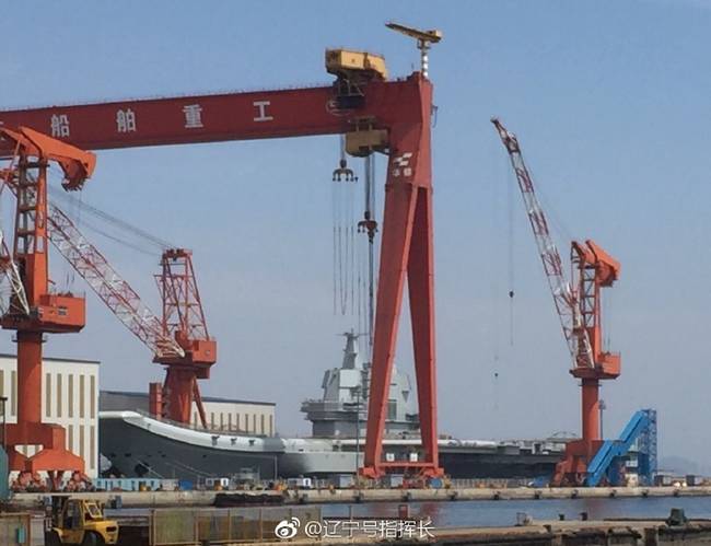 首艘国产航母今天上午正式下水 现场直播见证历史时刻