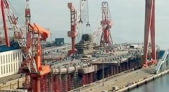 中国首艘国产航母最新消息！舰岛安装已完成 首艘国产航母下水在即