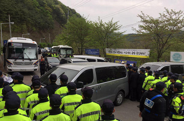 美军车开进萨德部署地 韩民众挡车两人受伤