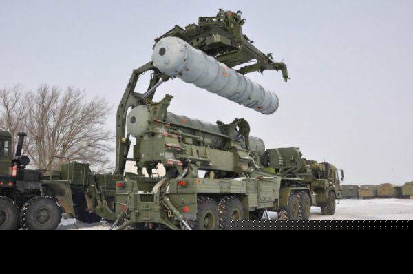 资料图：S-400装弹车为发射车吊装发射筒。