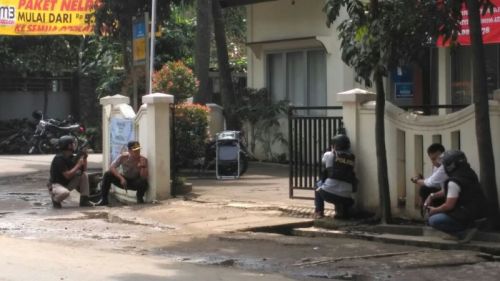 印尼万隆发生爆炸现场图曝光 袭击者带自制炸弹引爆政府大楼
