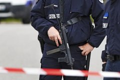 法国警员暴力执法 导火索源于黑人青年泰奥指控：被暴力虐待