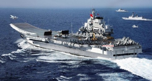 中国航母编队突破第一岛链（资料图）