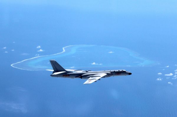 近日，空军轰-6K飞机在黄岩岛等岛礁附近空域巡航。新华社发（刘锐 摄）