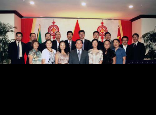 来宾们共祝董大使夫妇在新的工作岗位上一帆风顺，万事如意。
