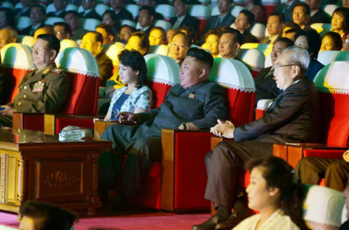 资料图片：金正恩携妻观看牡丹峰乐团新作音乐会。