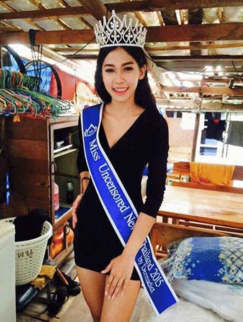 泰17岁少女夺得选美冠军 回乡跪谢拾荒母亲(图)