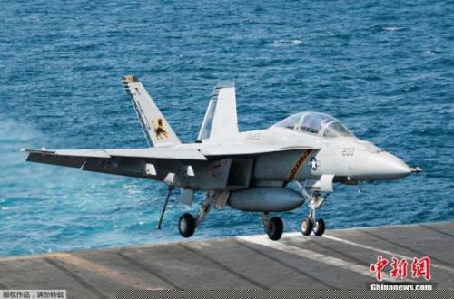 当地时间9月23日，美国海军F/A-18E超级大黄蜂完成对叙利亚“伊斯兰国”目标空袭行动后登上乔治·布什号航空母舰。
