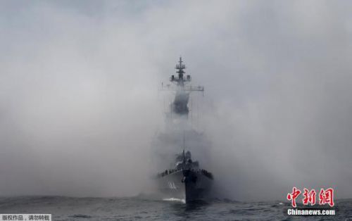 当地时间10月18日，日本海上自卫队在相模湾正式举行“观舰式”。图为日本自卫队“蓝色脉冲”飞行表演队进行表演。
