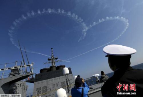 当地时间10月18日，日本海上自卫队在相模湾正式举行“观舰式”。图为日本自卫队“蓝色脉冲”飞行表演队进行表演。