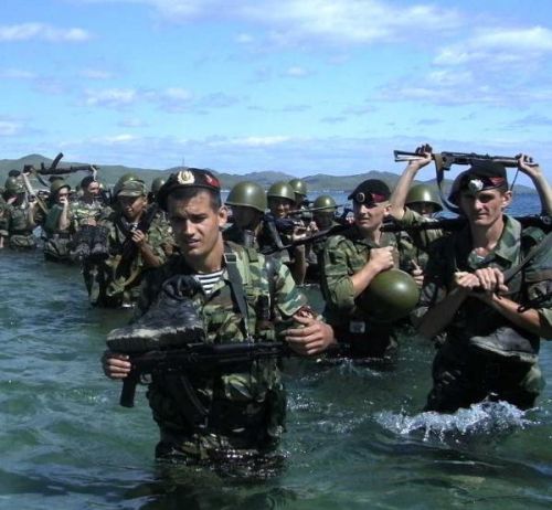 （资料图）俄罗斯海军步兵正在进行涉水登陆训练