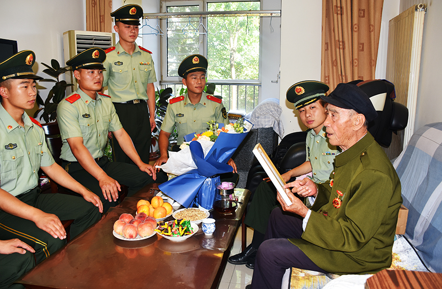 武警天津总队执勤四支队官兵看望慰问老兵