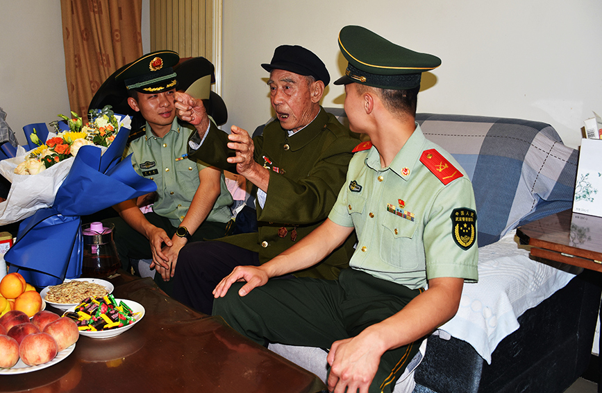 武警天津总队执勤四支队官兵看望慰问老兵