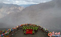 国道318线“天路72拐”护路兵养护保通纪实