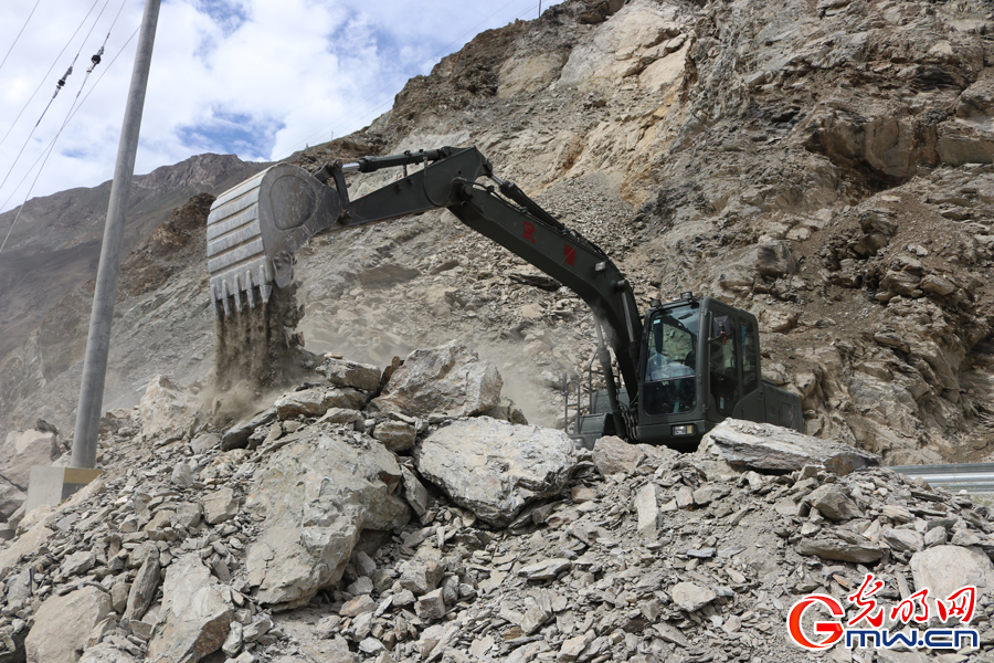 国道318线“天路72拐”护路兵养护保通纪实