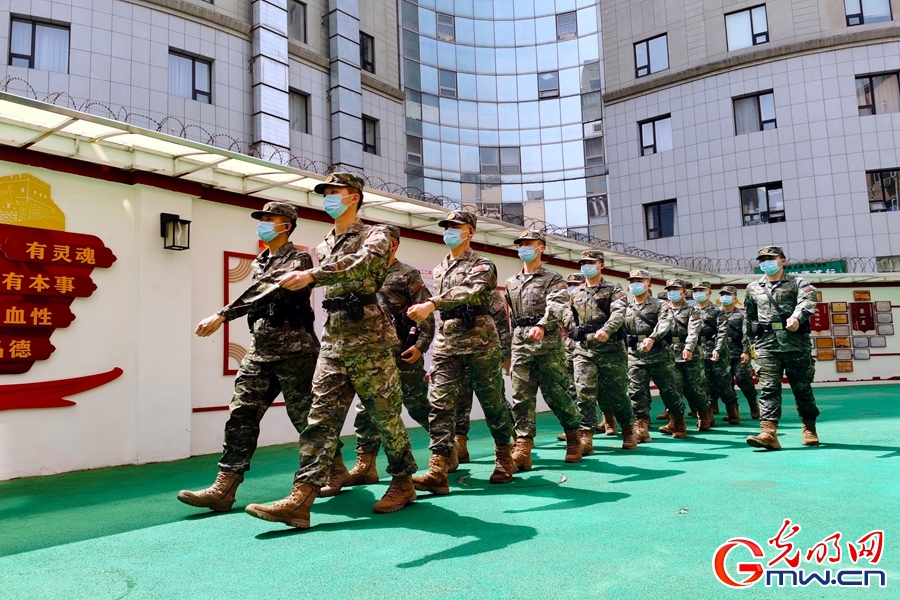 “五一”小长假迎返京高峰 武警官兵坚守执勤岗位