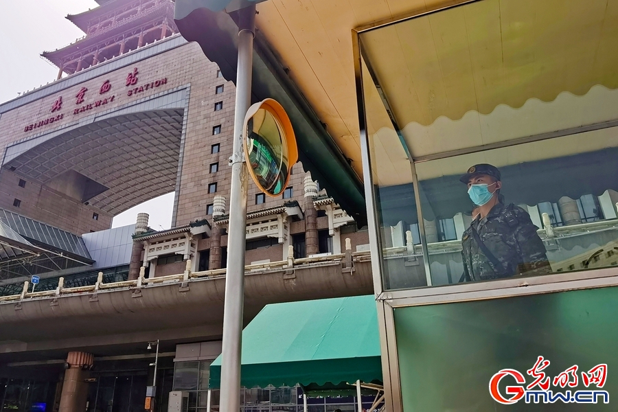 “五一”小长假迎返京高峰 武警官兵坚守执勤岗位