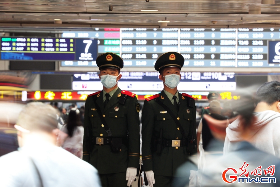 “五一”小长假迎返京高峰 武警官兵坚守执勤岗位