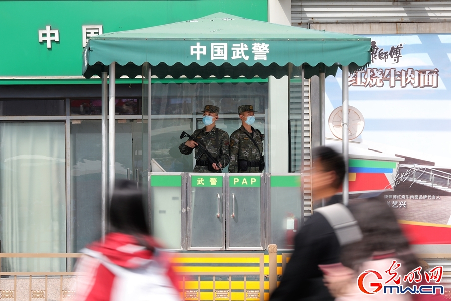 “五一”小长假迎返京高峰 武警官兵坚守执勤岗位