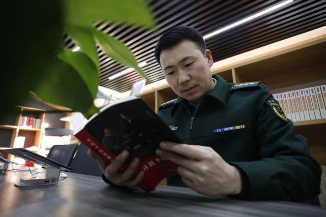 接过父辈的枪——记奋斗在武警部队各行各业的英烈子女