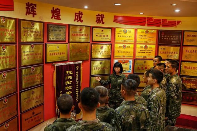 接过父辈的枪——记奋斗在武警部队各行各业的英烈子女