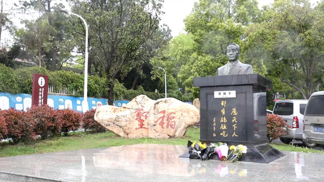 @全体退役军人，让我们一起为英雄烈士献花！