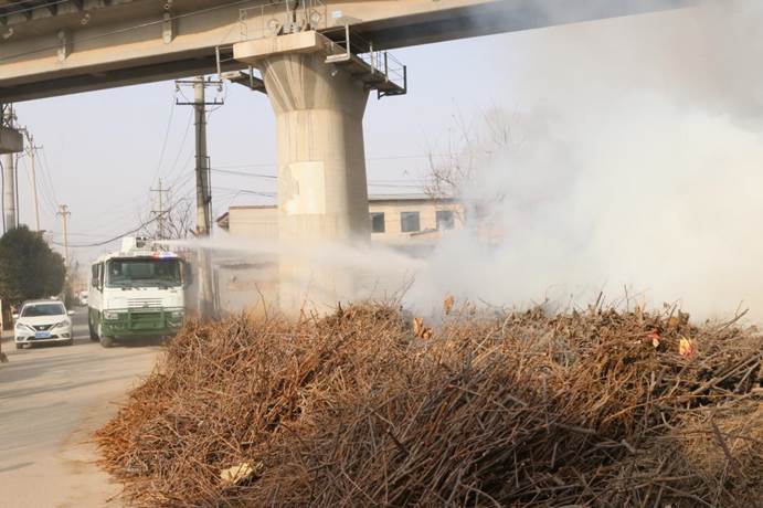 驻地发生火情，武警官兵紧集扑救