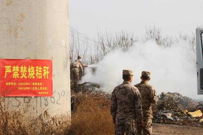驻地发生火情，武警官兵紧集扑救