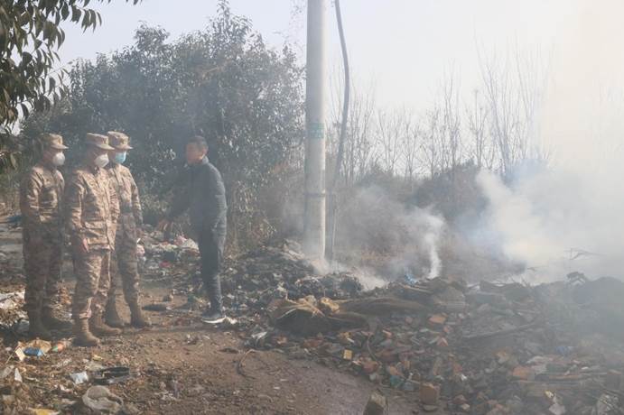 驻地发生火情，武警官兵紧集扑救