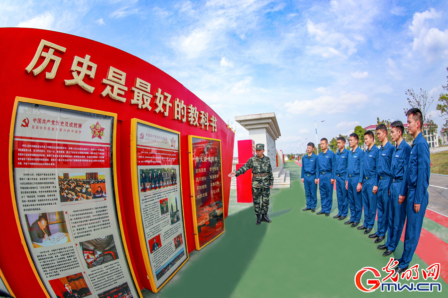 武警第二机动总队某支队官兵在清明节来临之际缅怀先烈