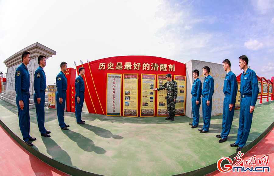 武警第二机动总队某支队官兵在清明节来临之际缅怀先烈